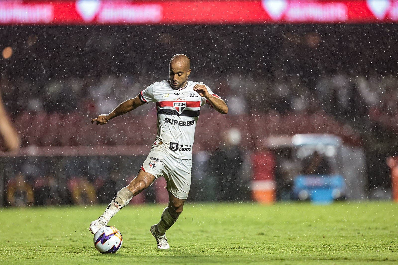 Lucas Moura marcou o primeiro gol do São Paulo na virada sobre o Primavera