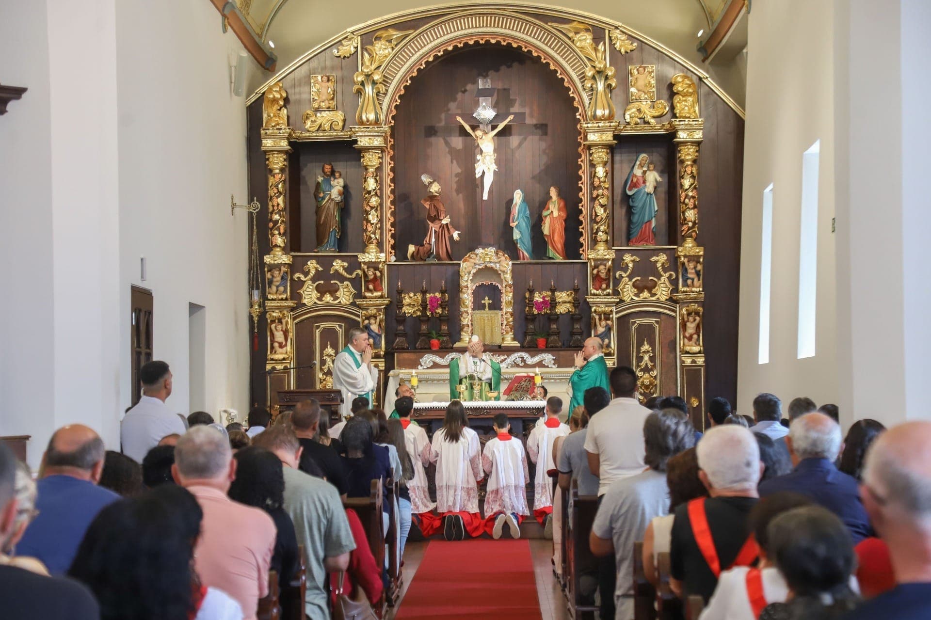 Eduardo Pimentel participa da ordenação do novo pároco da Igreja da Ordem e visita a Feirinha do Largo