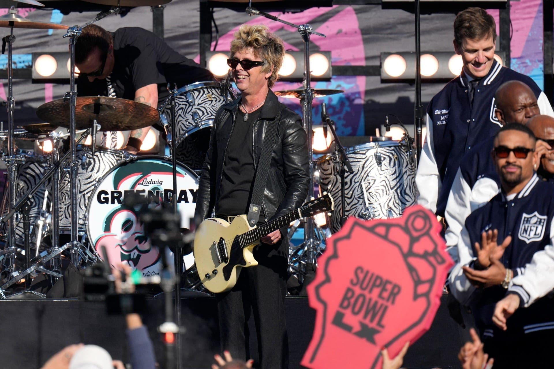 Green Day manda recado para agentes da ICE e Trump