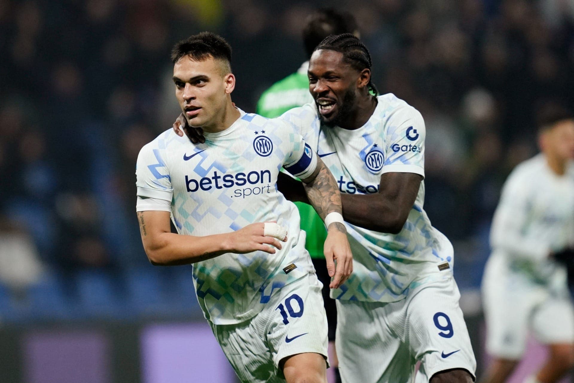 Lautaro Martínez, da Inter de Milão, comemora o terceiro gol da equipe com Marcus Thuram