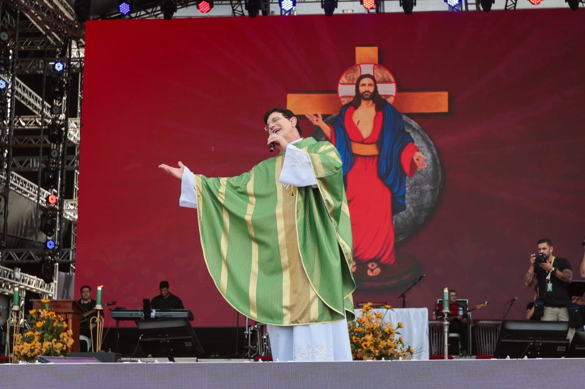Padre Reginaldo Manzotti reúne 38 mil pessoas no último domingo do Verão Maior Paraná