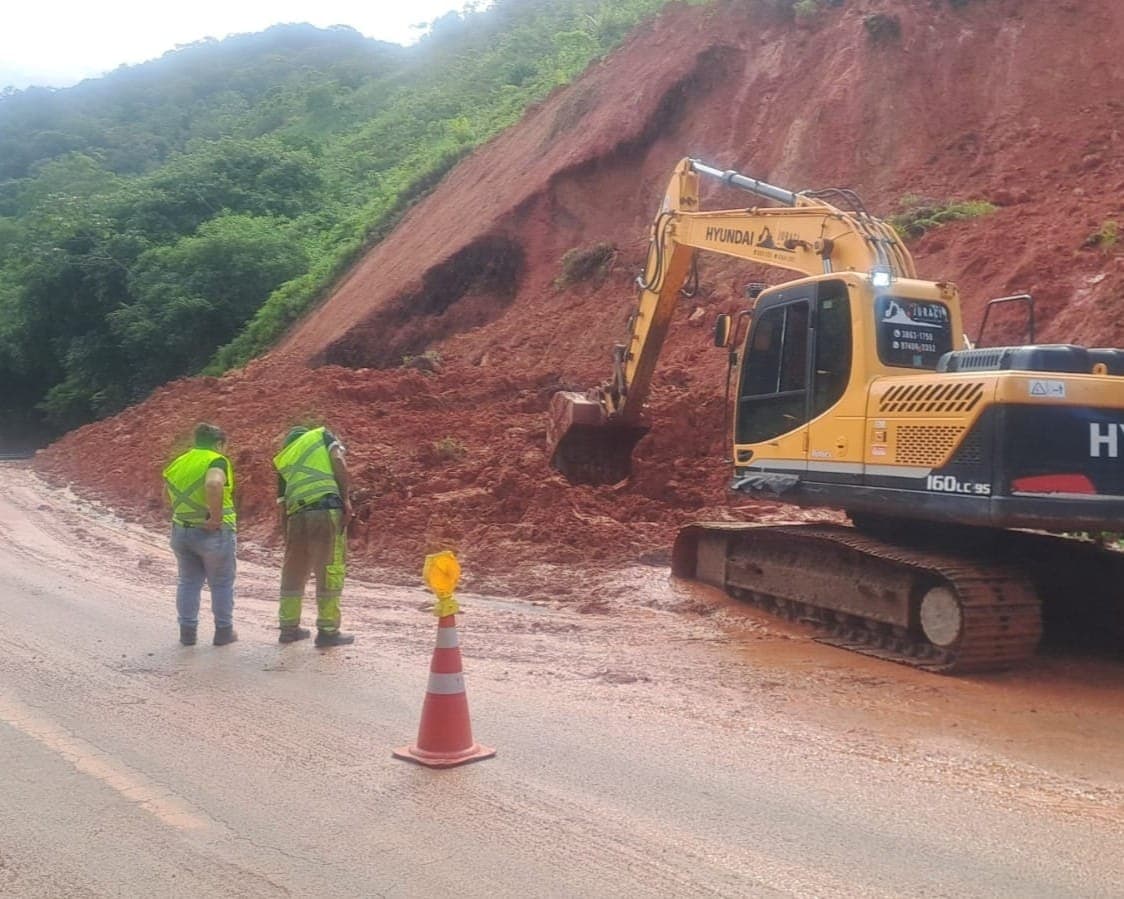 Queda de barreira interdita trecho da Rio-Santos em São Sebastião