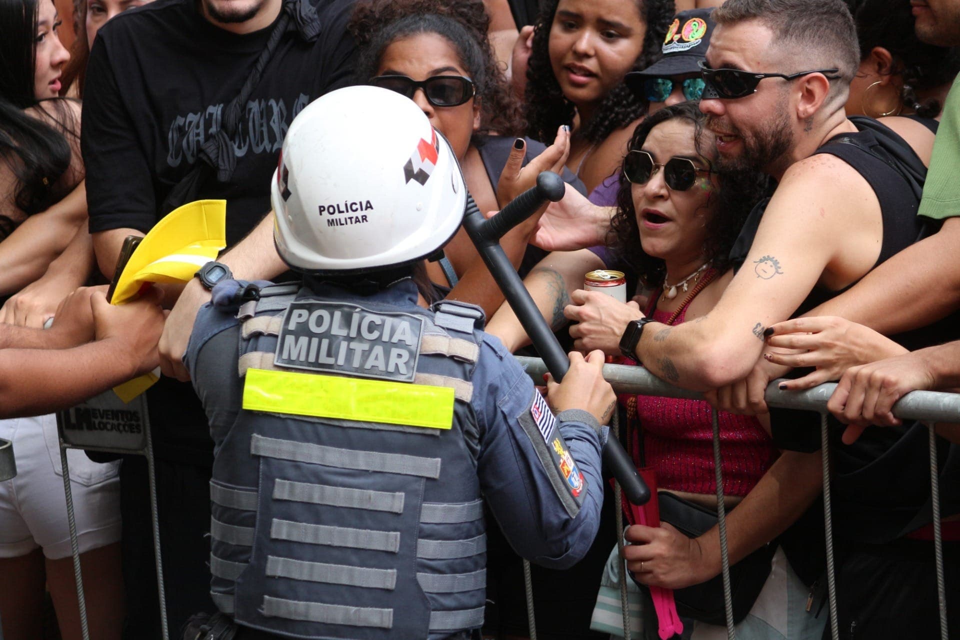 Superlotação causa tumulto em blocos na Rua da Consolação