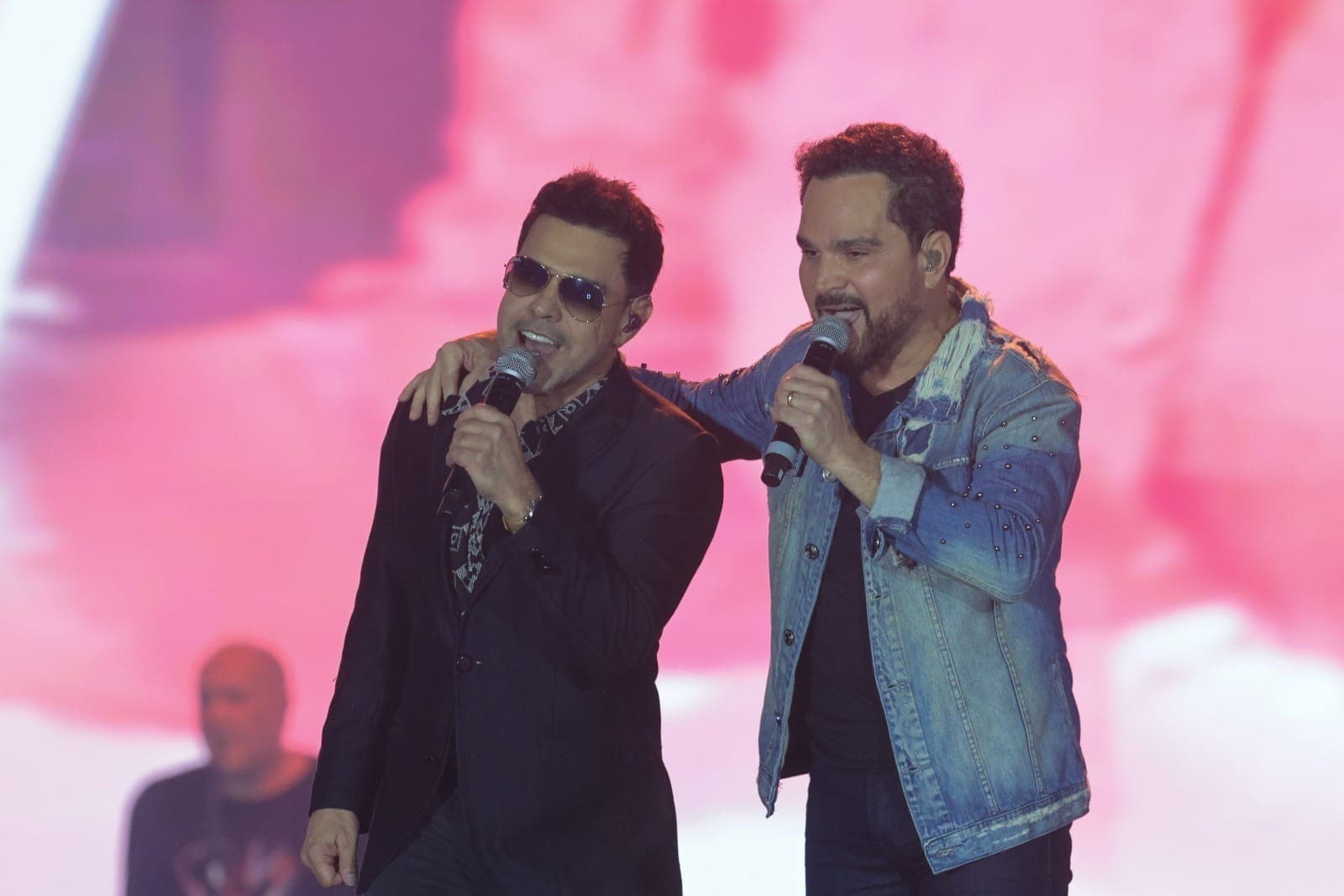 Zezé di Camargo e Luciano cantam após tempestade em Matinhos