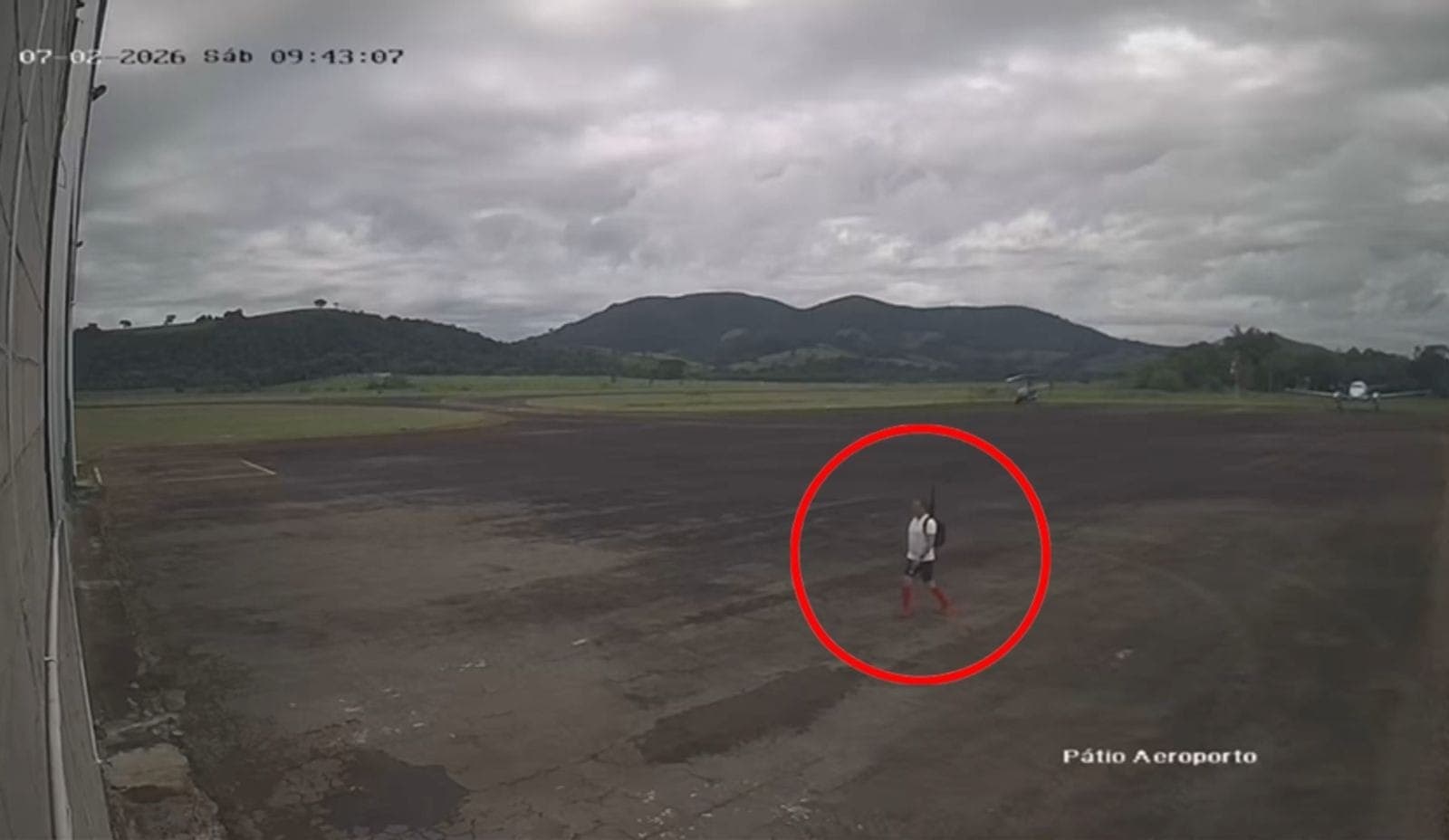 Câmeras de segurança do aeroporto mostram o suspeito no local um dia antes do crime.