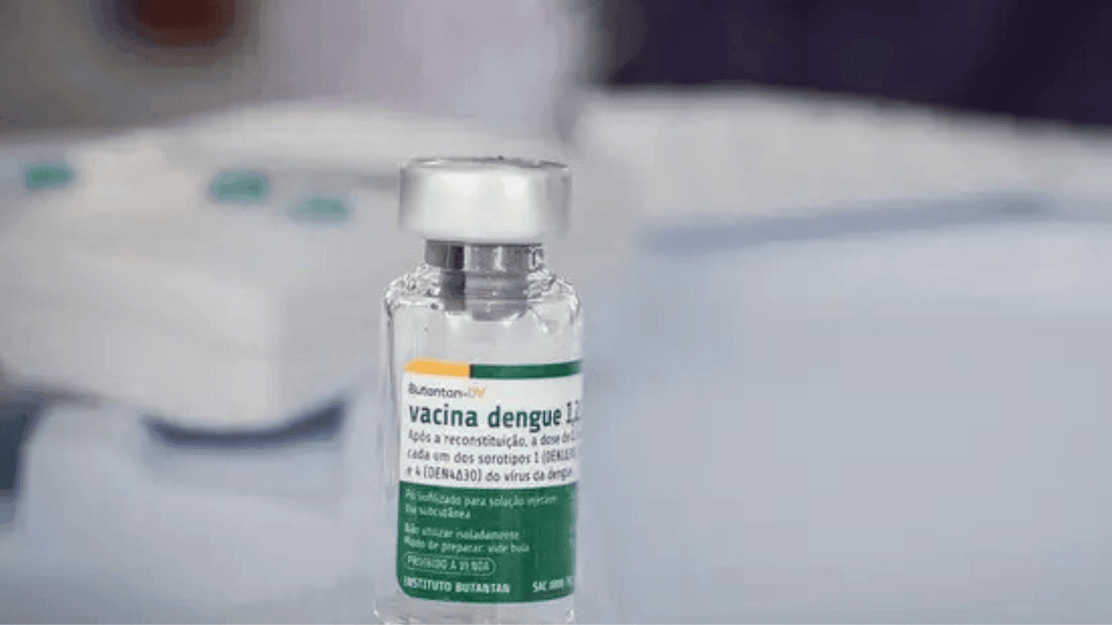 Os funcionários começam a receber a dose contra a dengue