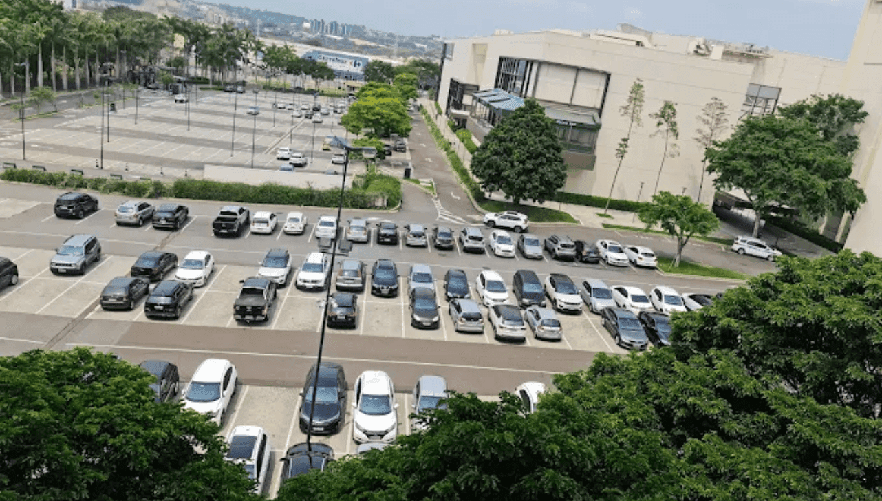Em nota, o Shopping Center Iguatemi confirmou que foi notificado da decisão e que irá atender os seus termos