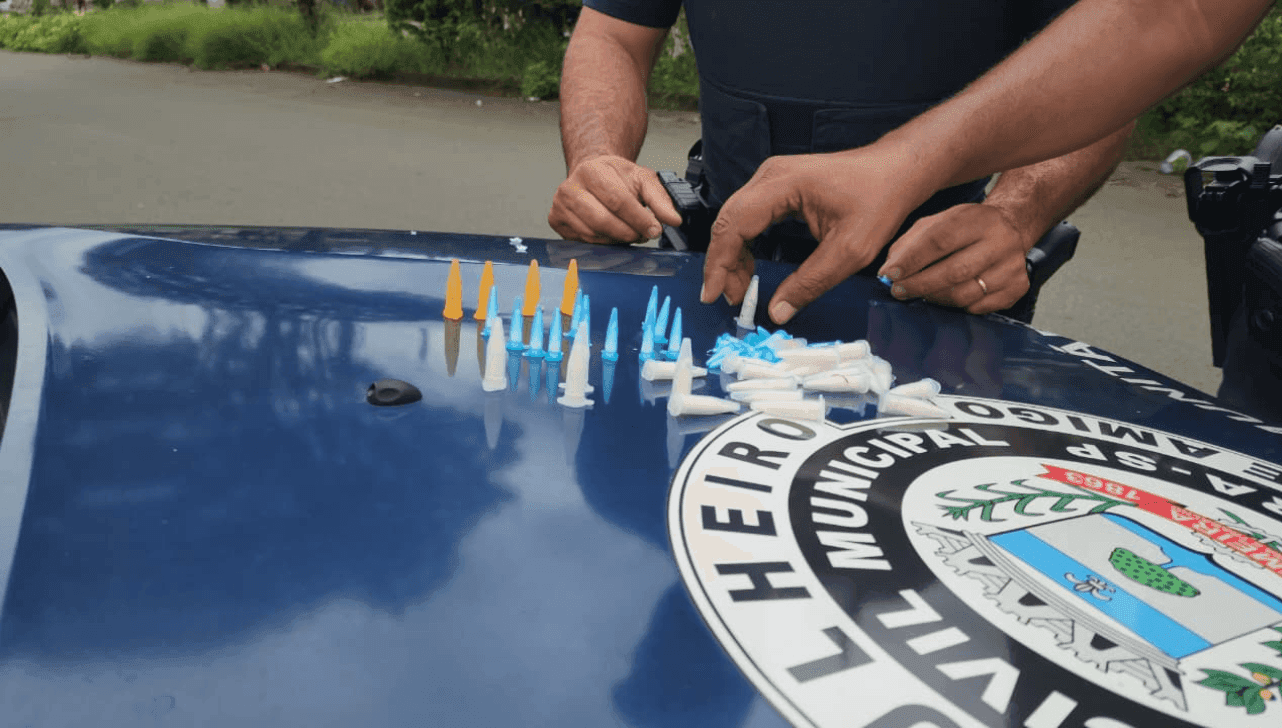 No interior da sacola foram encontrados aproximadamente 57 pinos de cocaína