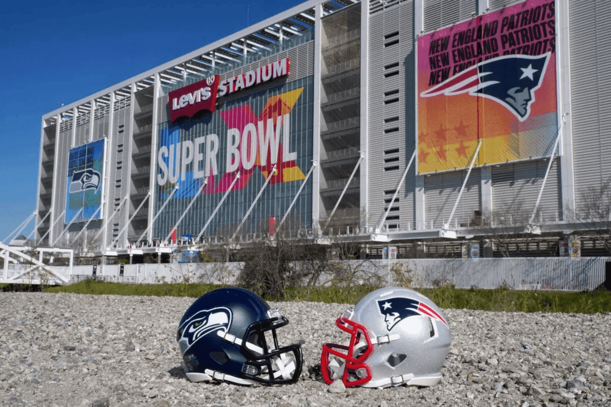 A decisão da temporada 2025-2026 da NFL acontece às 20h30 (horário de Brasília) deste domingo (8). O New England Patriots e o Seattle Seahawks entram em campo pelo Super Bowl LX em busca do cobiçado troféu Vince Lombardi no Levi's Stadium, em Santa Clara, na Califórnia
