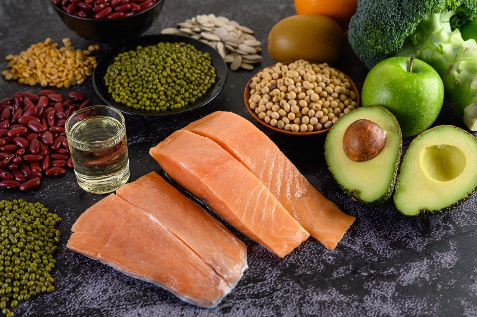 Peixes gordurosos duas vezes por semana ajudam a atingir níveis protetores