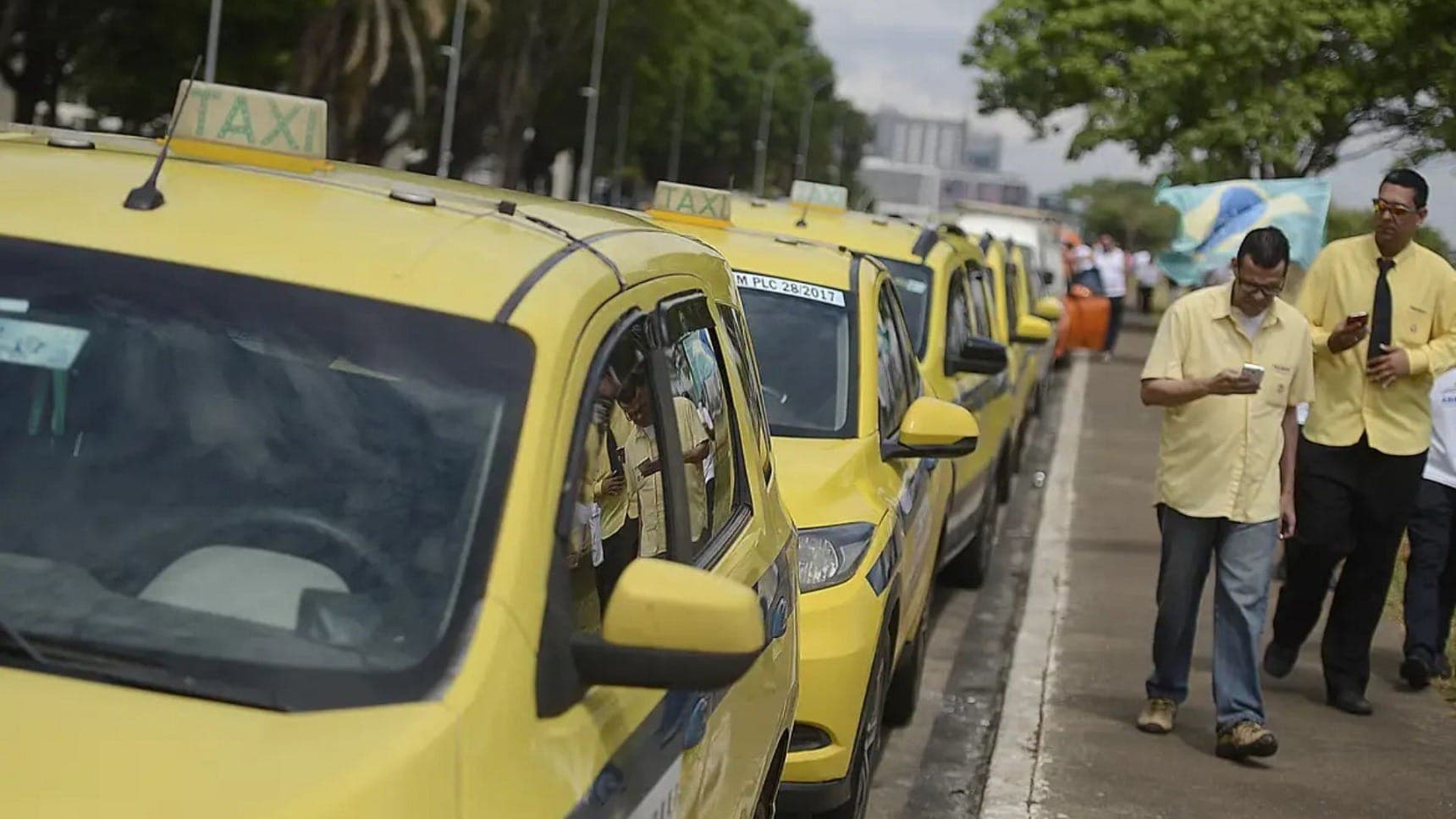 Taxistas do município do Rio devem concluir até a próxima semana uma proposta de escalonamento da vida útil dos veículos que circulam na cidade.