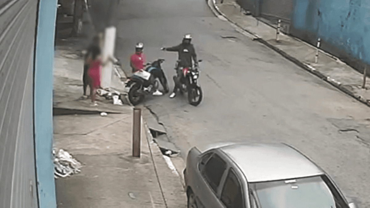 Criminosos armados roubam moto de casal em Embu das Artes (SP)