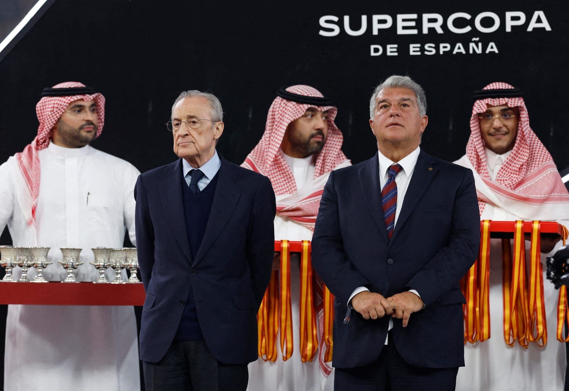 Florentino Perez, presidente do Real Madrid, e Joan Laporta, candidato à reeleição no Barcelona, durante decisão da Supercopa da Espanha