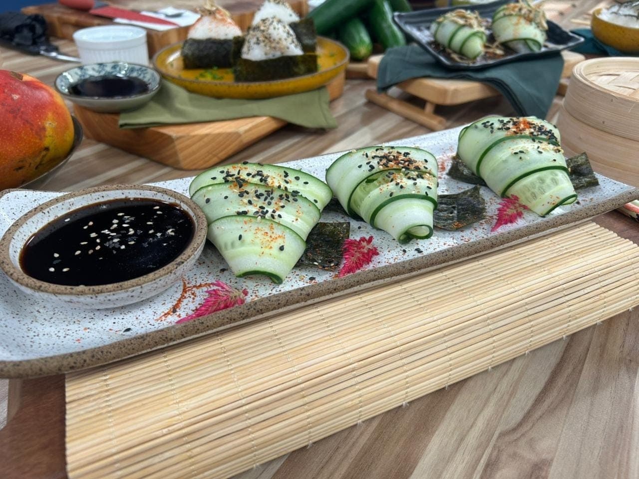 Onigiri de pepino e atum