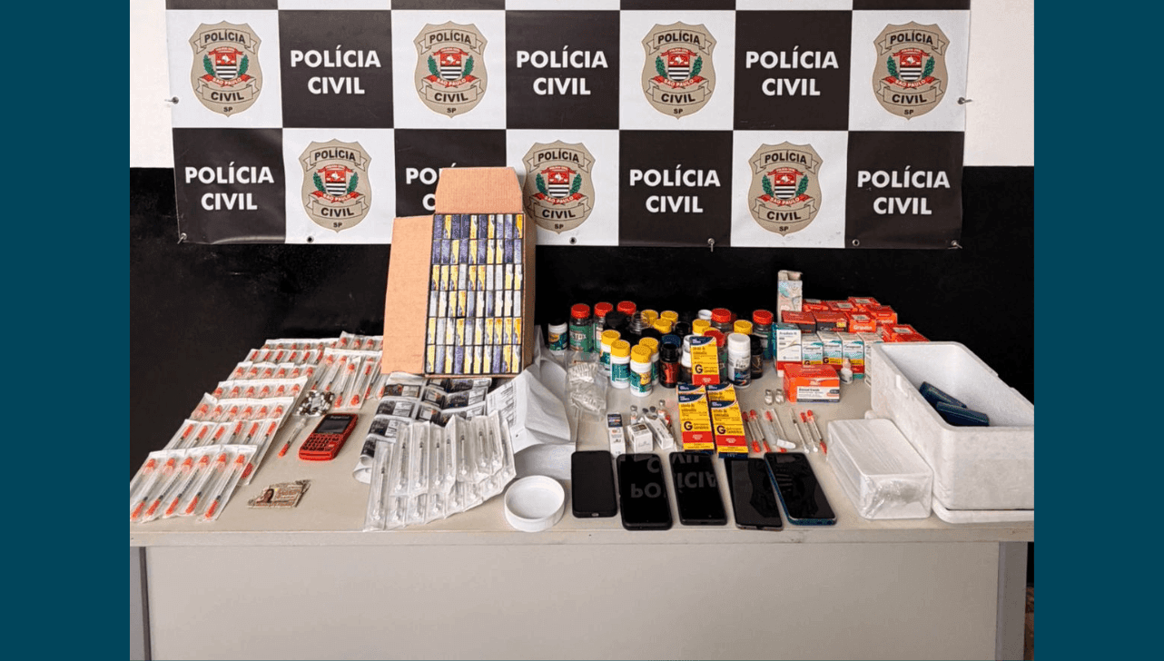 Ampolas e caixas de medicamentos foram apreendidas durante cumprimento de mandados