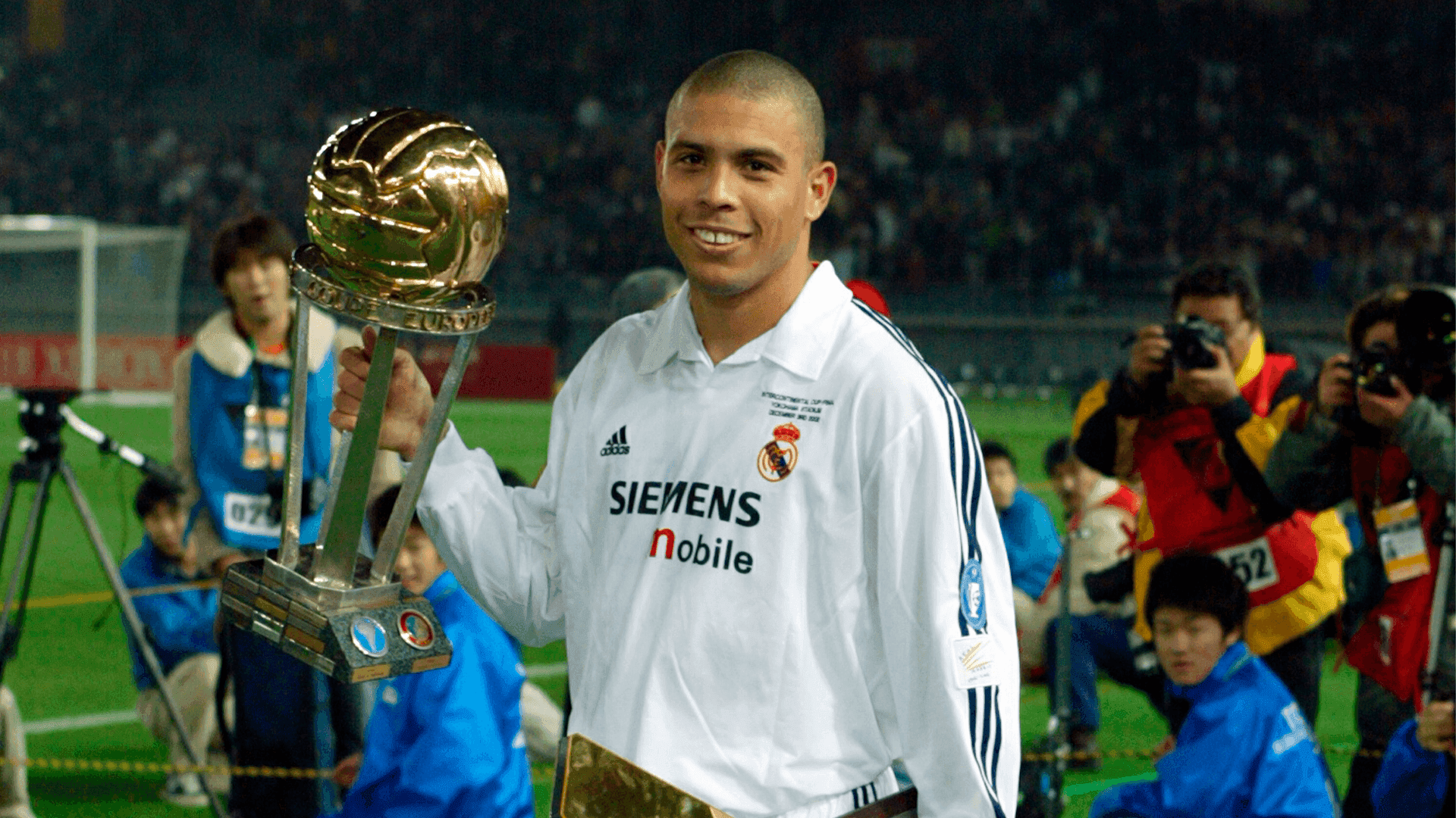 Ronaldo Fenômeno com a taça do Intercontinental