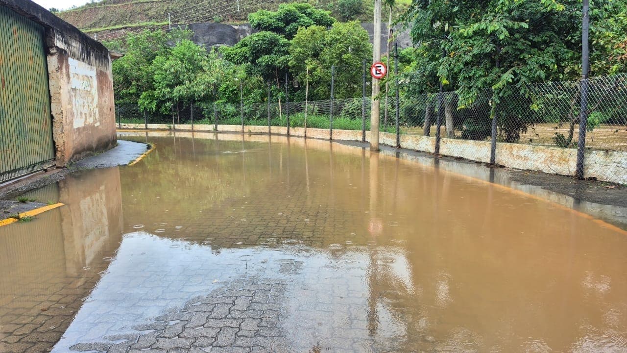 Ruas às margens do Rio Paraitinga seguem alagadas em São Luiz do Paraitinga
