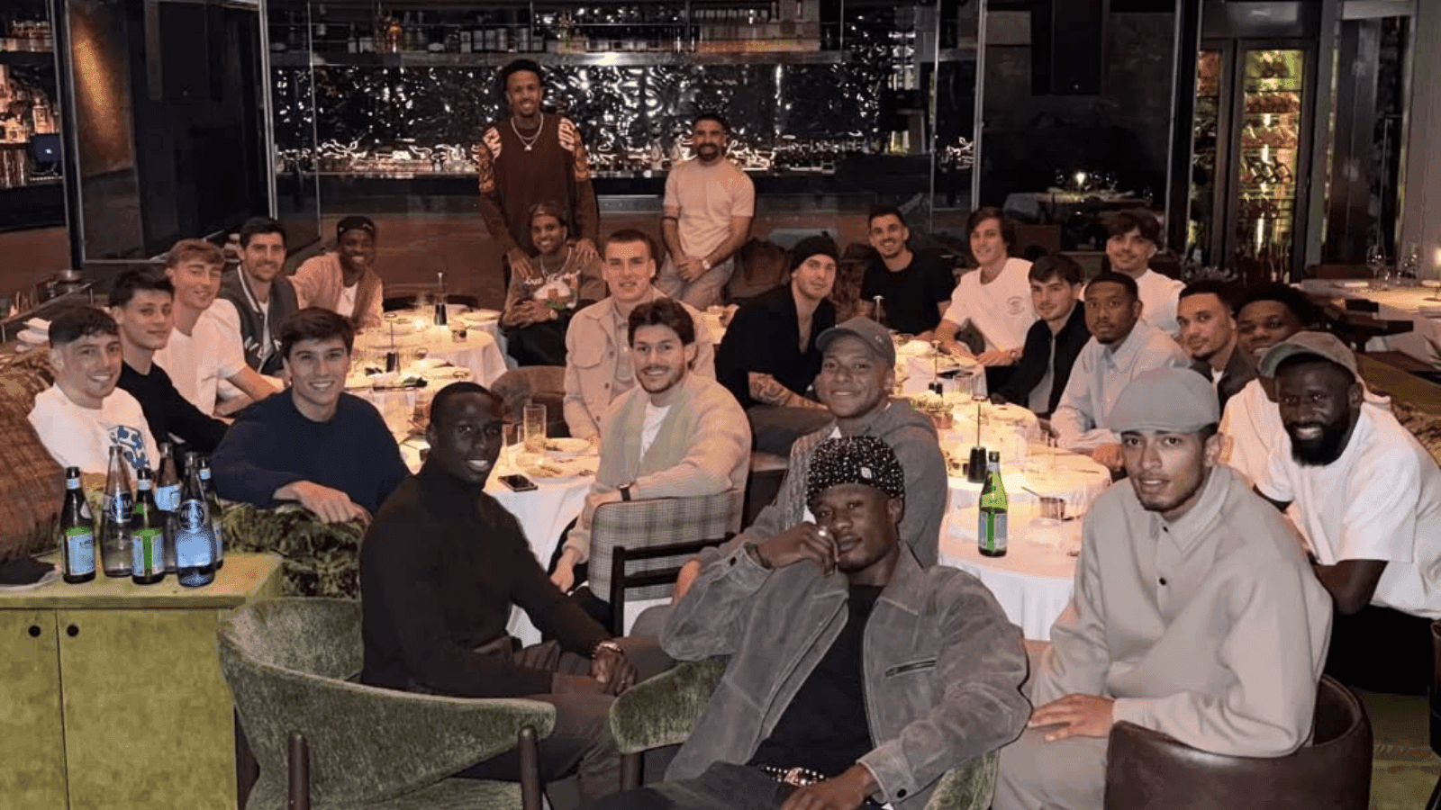 Vini Jr. e Mbappé reúne elenco do Real Madrid