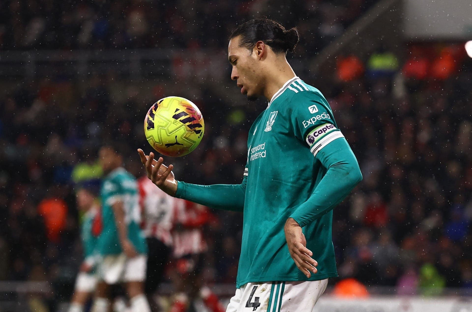 Virgil van Dijk marcou o gol da vitória do Liverpool