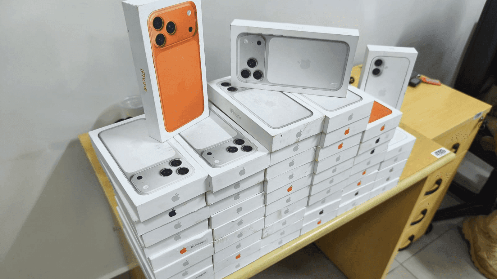 A dupla foi flagrada transportando 54 aparelhos iPhone