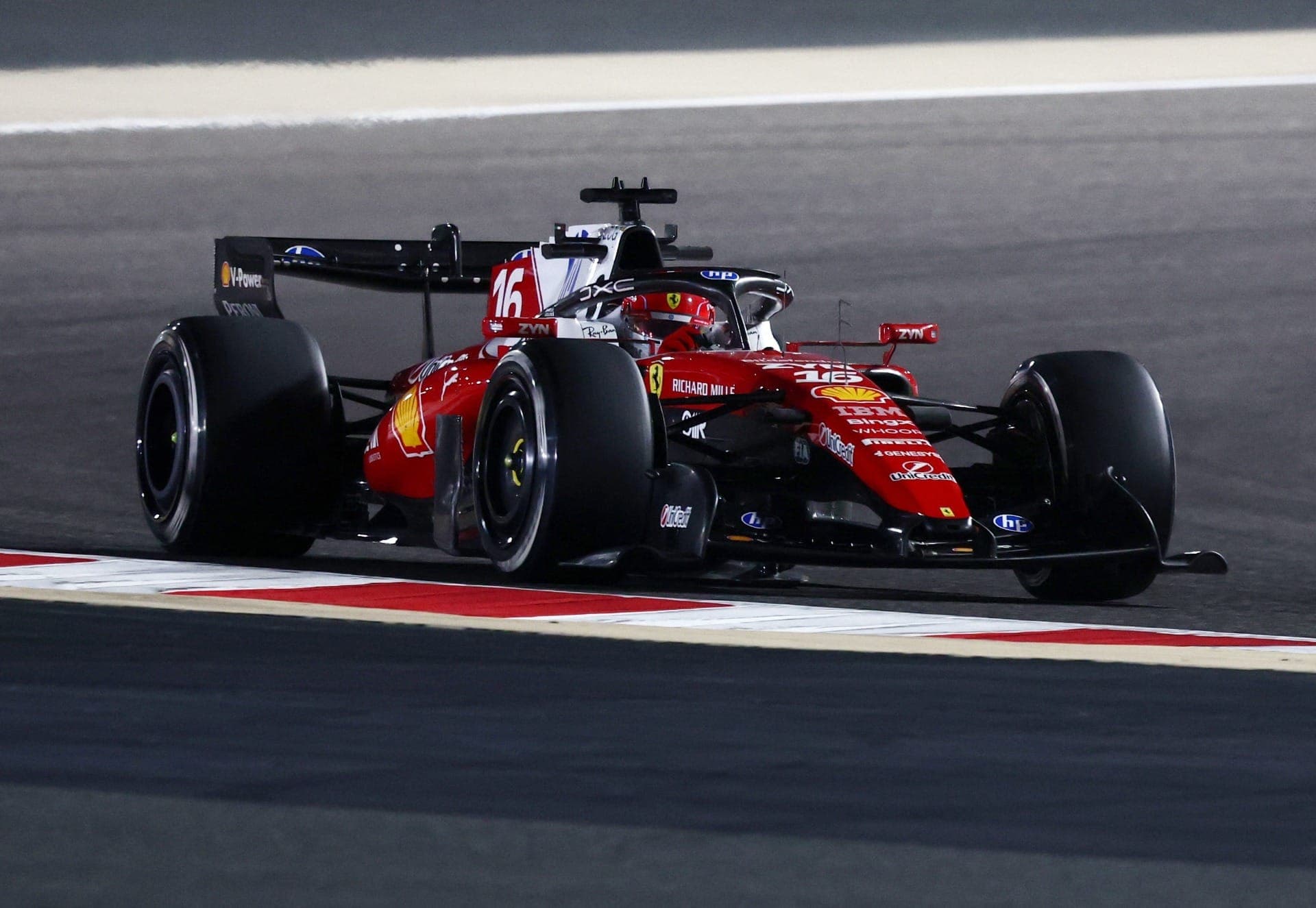 Charles Leclerc durante segundo dia de testes no Bahrein