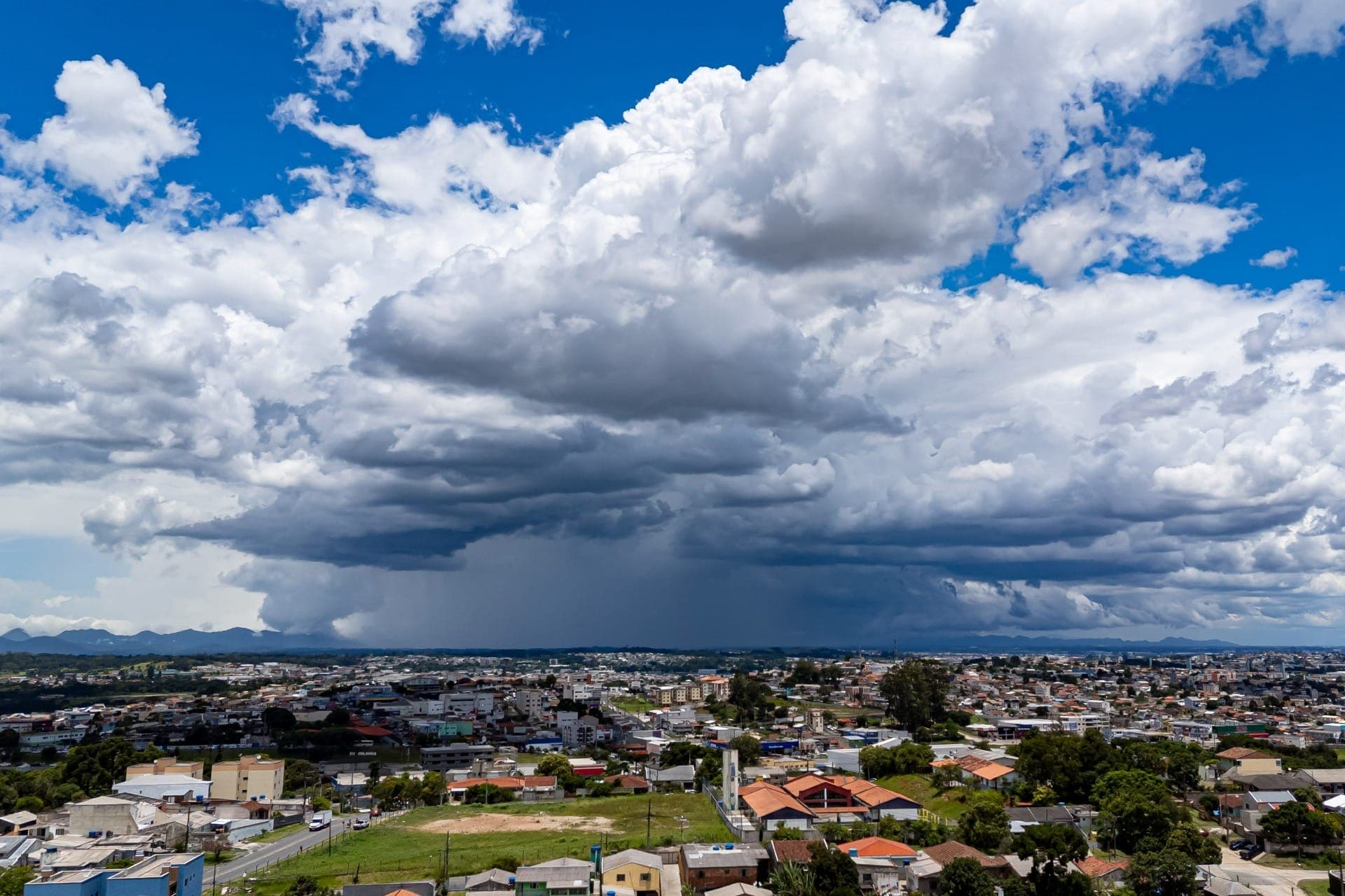 Nova frente fria marca o retorno das tempestades ao Paraná