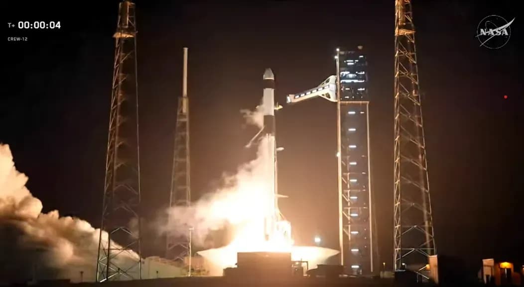 Falcon 9 da SpaceX decola com 4 astronautas rumo à estação espacial