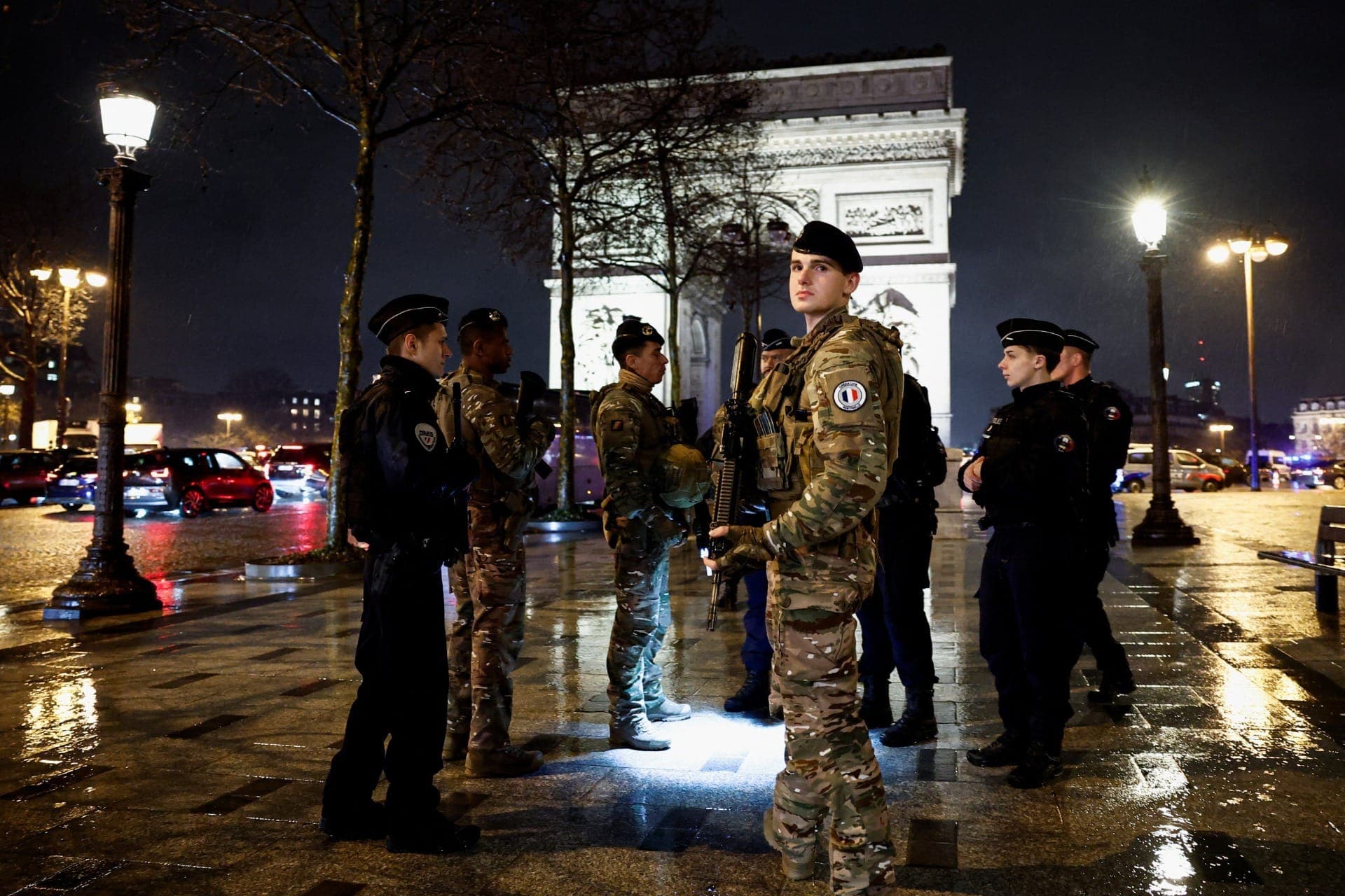 Homem tenta atacar policial com faca e é baleado em Paris