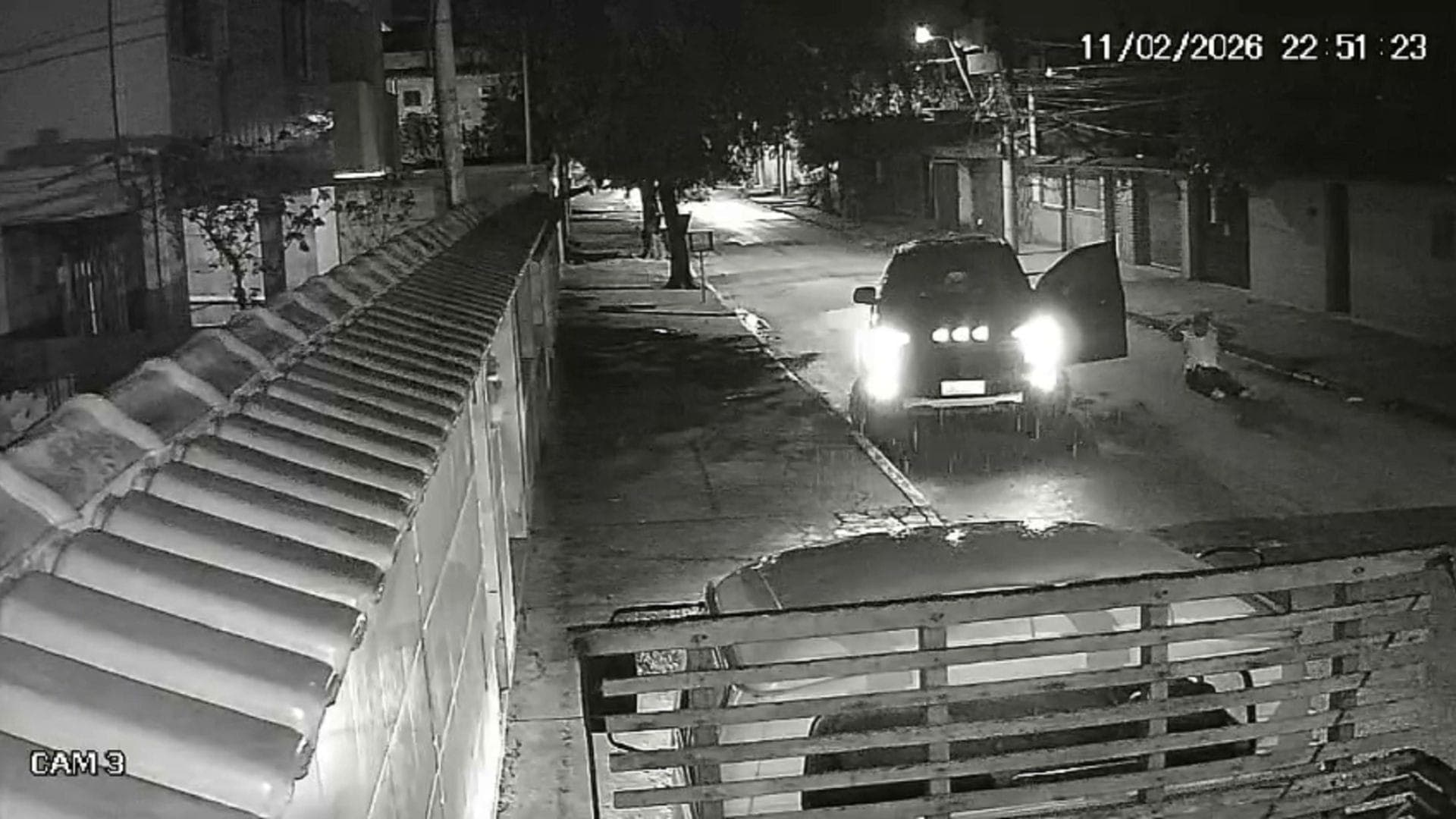 Imagem de câmera de segurança mostra desespero de homem após a filha ser baleada na cabeça em Nova Iguaçu