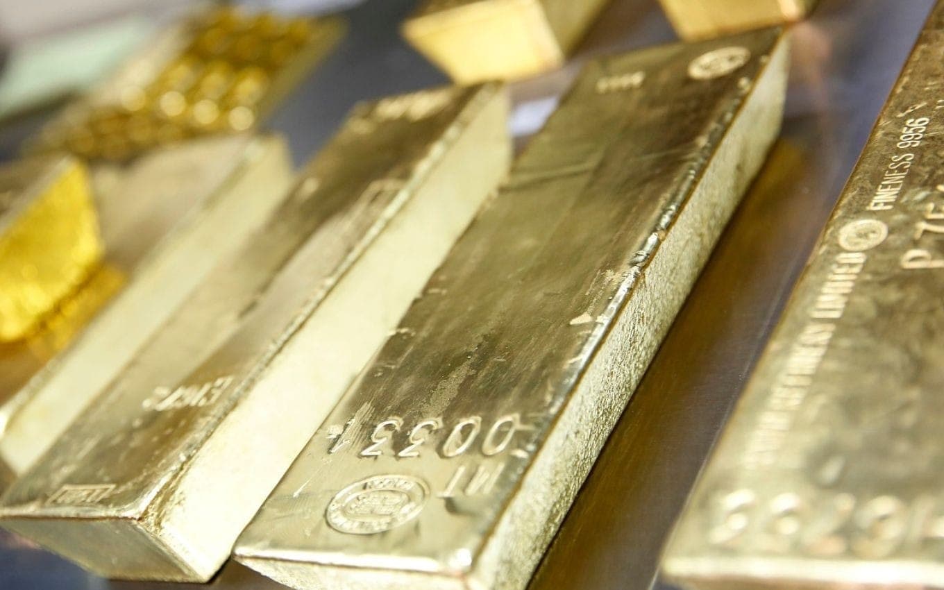 Investidores buscam segurança no ouro diante de juros e conflitos internacionais