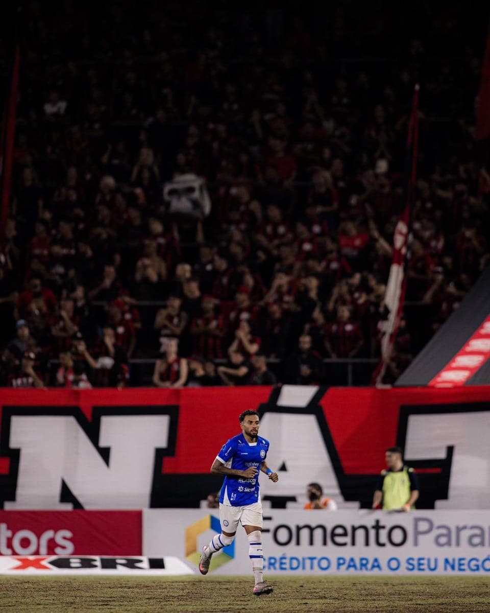 Lateral-esquerdo Arthur Vignoli celebra bom rendimento no Campeonato Paranaense