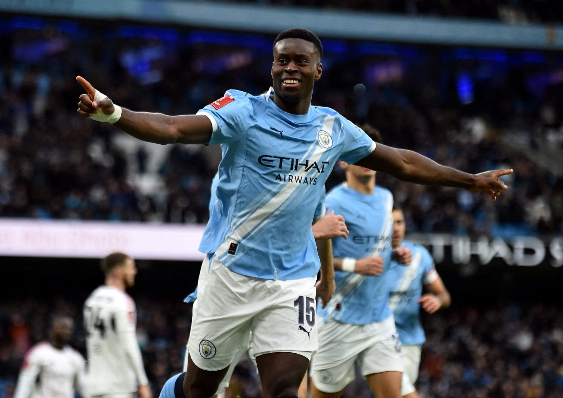 Marc Guehi comemorando com a camisa do Manchester City