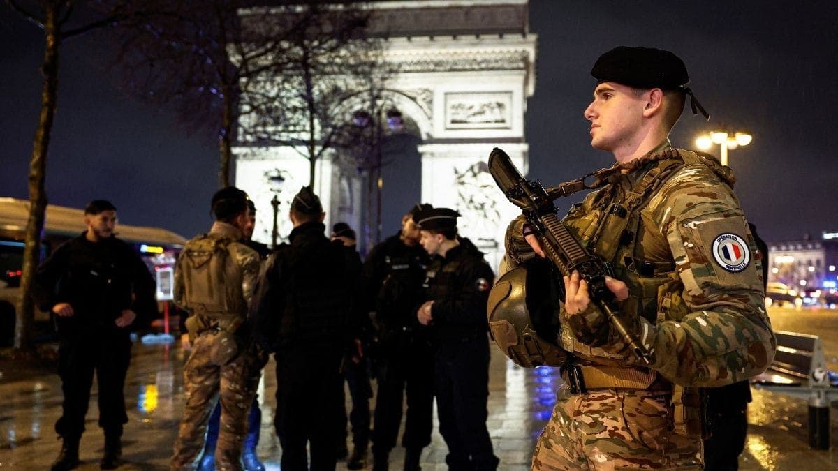Soldados vigiam entorno do Arco do Triunfo, em Paris