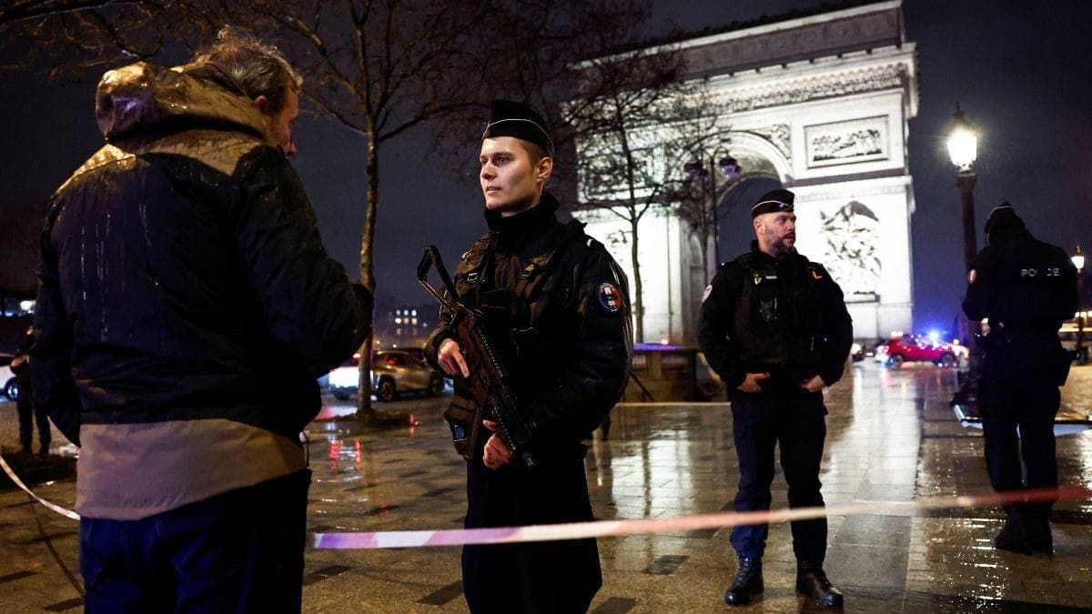 Soldados vigiam entorno do Arco do Triunfo, em Paris