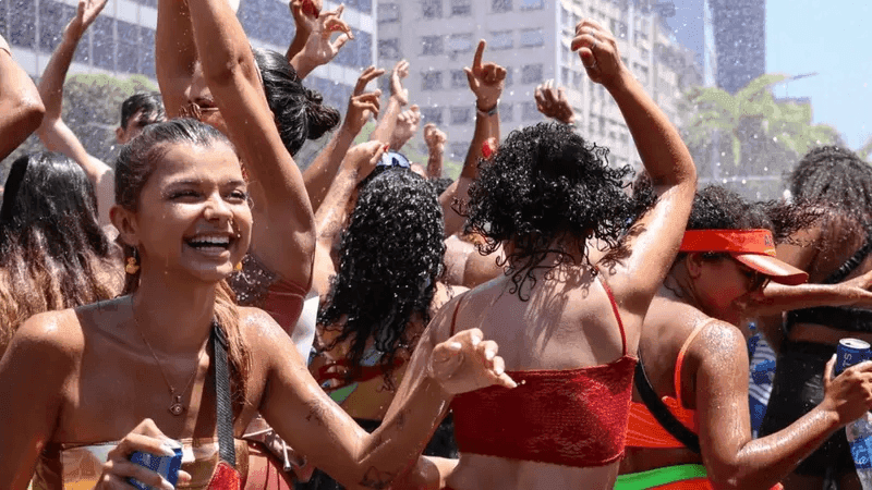 Turistas de diferentes partes do mundo lotam o Rio de Janeiro para curtir os blocos e os desfiles do Carnaval 2026
