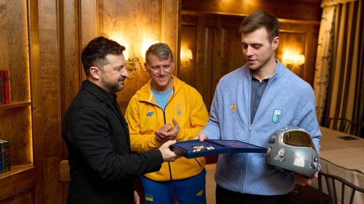 Volodymyr Zelensky com o atleta ucraniano Vladislav Heraskevych