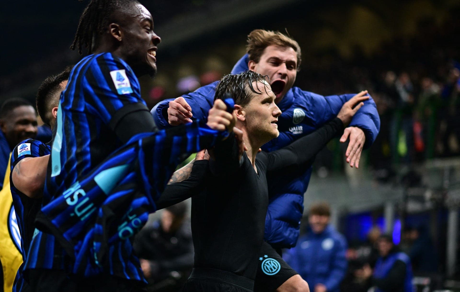 Zielinski celebra gol na vitória de 3 a 2 da Inter sobre a Juve