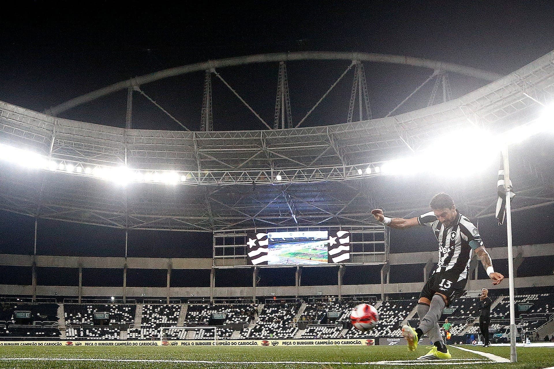 Alex Telles batendo escanteio no Nilton Santos, palco de Botafogo e Flamengo neste domingo (15)