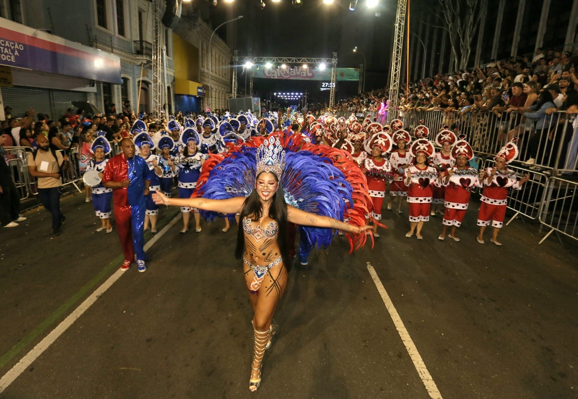 Mais de 20 mil pessoas acompanham a primeira noite de desfiles das escolas de samba em Curitiba