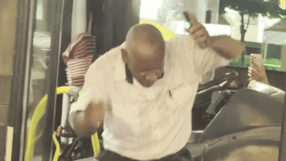 Motorista de ônibus dança em bloco após ficar preso no trânsito em MG