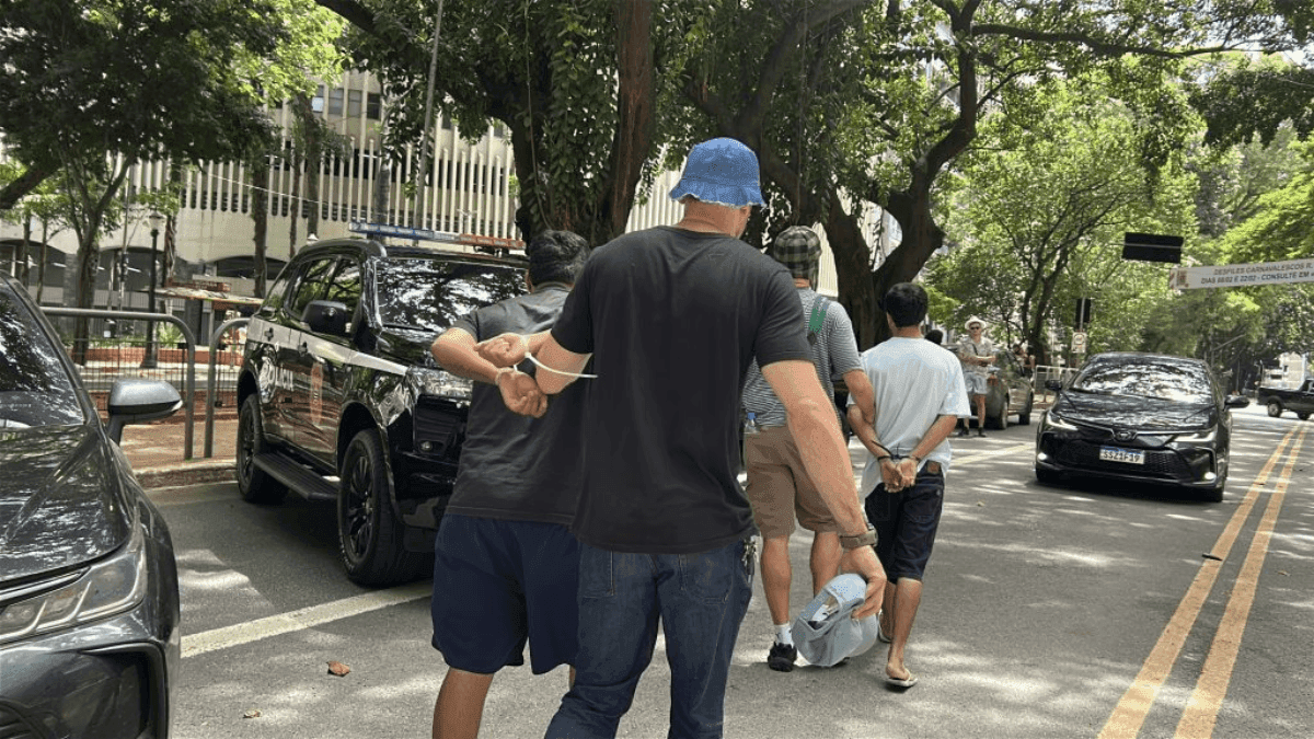 Policiais fantasiados de Chaves prendem suspeitos em bloco no Centro de SP