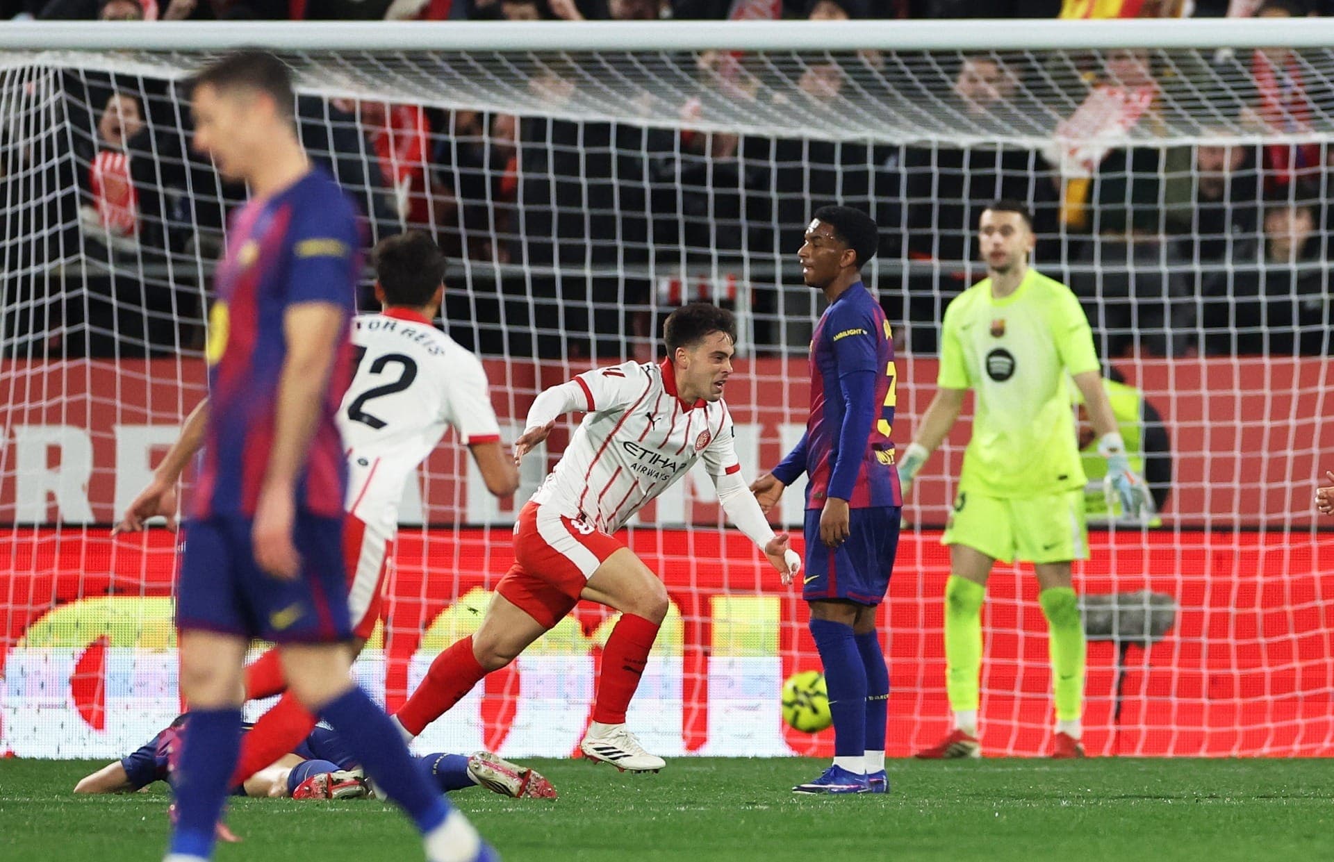 Fran Beltrán, do Girona, comemora o segundo gol da equipe contra o Barcelona