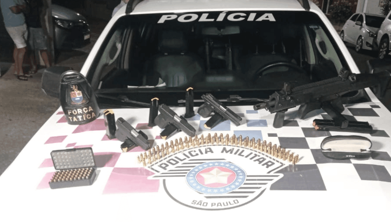 Suspeito de 38 anos confessou crime motivado por briga de vizinhos. PM apreendeu quatro armas, incluindo uma carabina, e munições no local