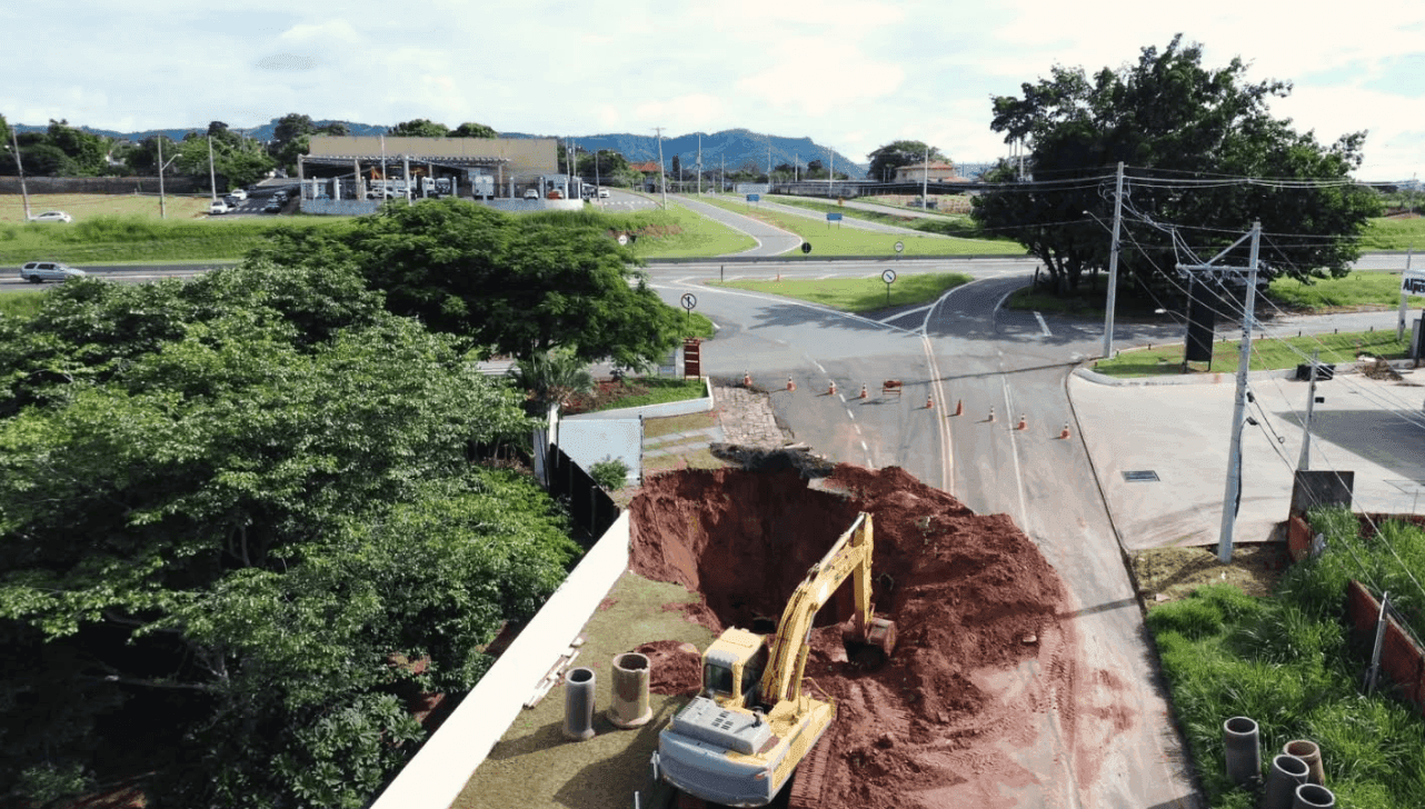 Rompimento de galeria causou erosão na Avenida Camélia Borges Narciso; motoristas devem usar rota alternativa
