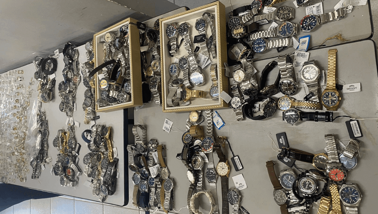 Suspeito foi detido por seguranças com 145 relógios e mais de 2 kg de mercadorias no Centro