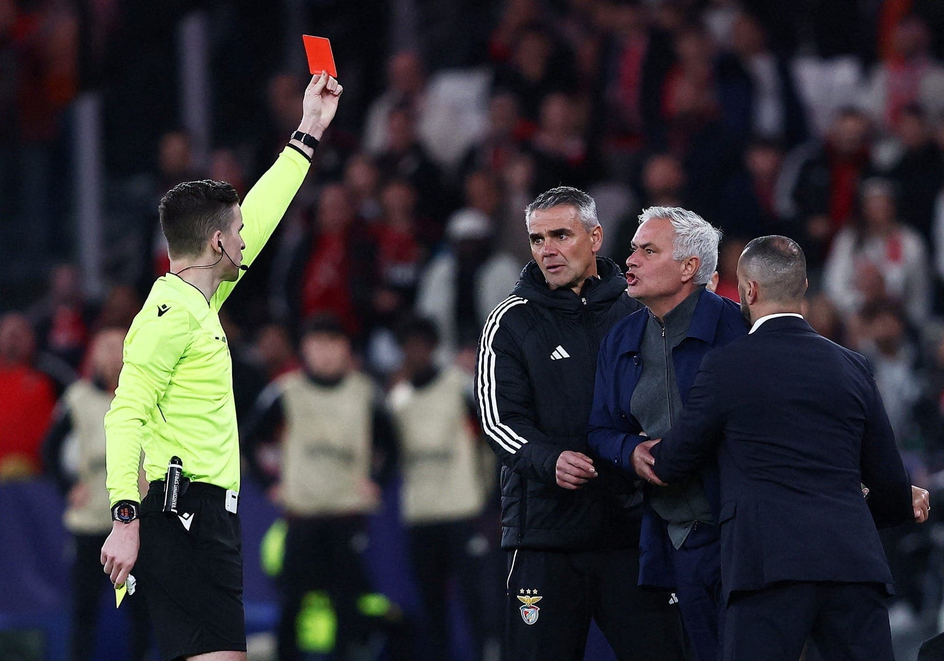 Treinador do Benfica, José Mourinho, recebe um cartão vermelho do árbitro