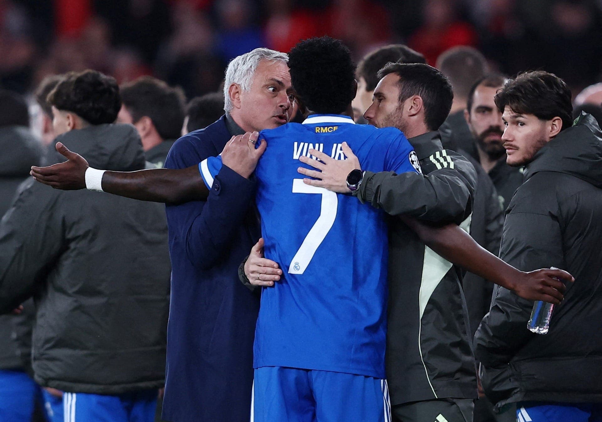 Vinicius Junior com o técnico do José Mourinho durante a paralisação da partida por racismo