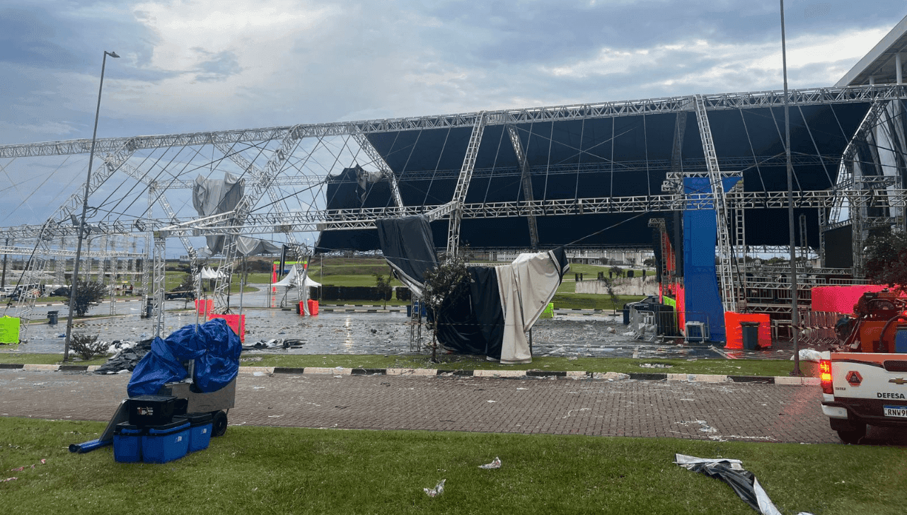 As tendas foram deslocadas por conta das chuvas e ventos fortes