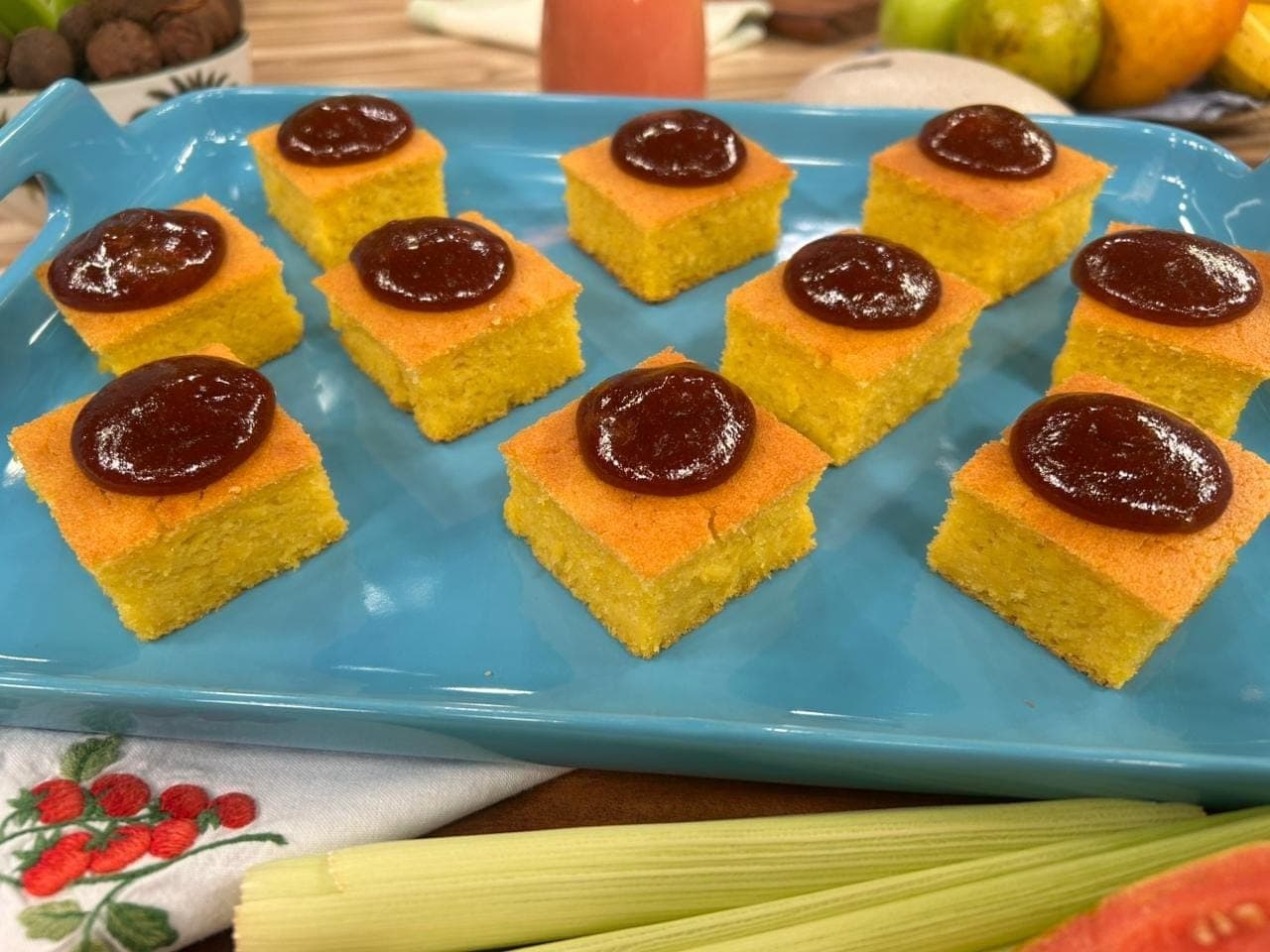 Bolo de milho com cobertura de goiabada