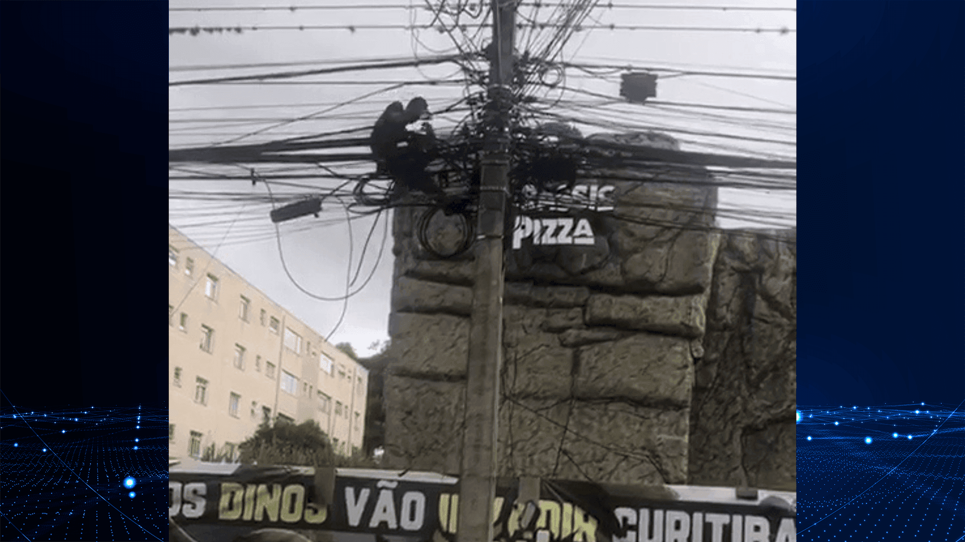 Homem é flagrado furtado fios em poste de Curitiba